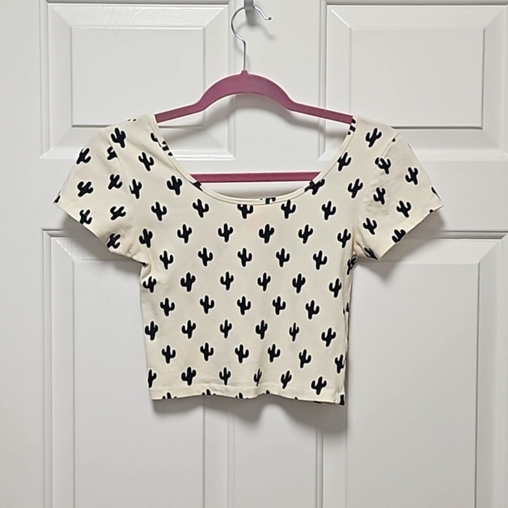 ✨️Cute Forever21 Allover Cactus Short Sleeve Crop Top Size Small